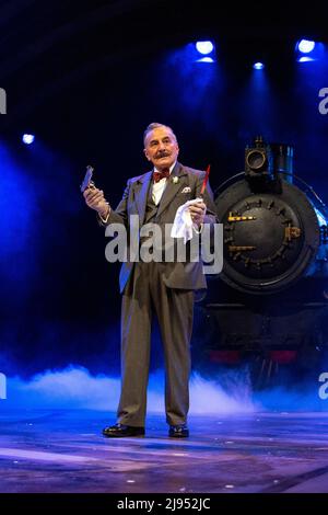 Henry Goodman (Hercule Poirot) dans MEURTRE SUR L'ORIENT EXPRESS par Agatha Christie au Chichester Festival Theatre, West Sussex, Angleterre 20/05/2022 adapté pour la scène par Ken Ludwig design: Robert Jones éclairage: Mark Richardson directeur: Jonathan Church Banque D'Images