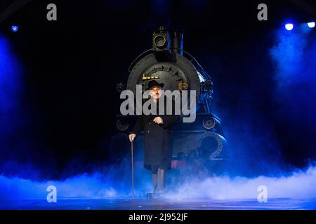 Henry Goodman (Hercule Poirot) dans MEURTRE SUR L'ORIENT EXPRESS par Agatha Christie au Chichester Festival Theatre, West Sussex, Angleterre 20/05/2022 adapté pour la scène par Ken Ludwig design: Robert Jones éclairage: Mark Richardson directeur: Jonathan Church Banque D'Images