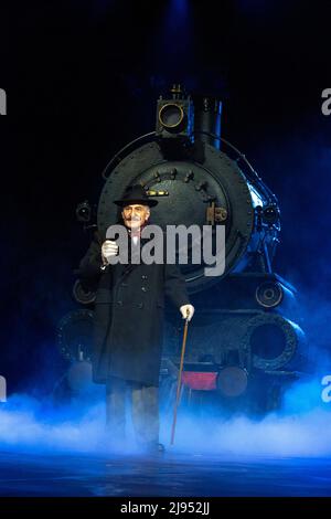 Henry Goodman (Hercule Poirot) dans MEURTRE SUR L'ORIENT EXPRESS par Agatha Christie au Chichester Festival Theatre, West Sussex, Angleterre 20/05/2022 adapté pour la scène par Ken Ludwig design: Robert Jones éclairage: Mark Richardson directeur: Jonathan Church Banque D'Images