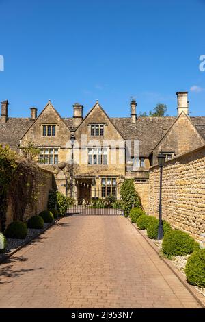 Un beau manoir dans les Cotswolds, Bourton-on-the-Water, Gloucestershire, Angleterre, Royaume-Uni. Banque D'Images