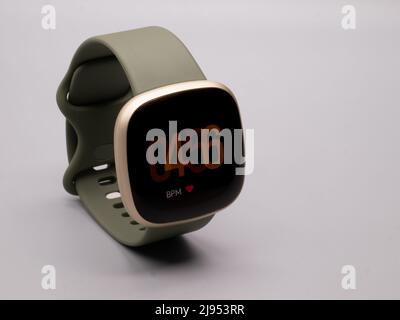 Mai 2022, Royaume-Uni: Fitbit versa 3 Olive Green Watch face avec BMP fréquence cardiaque avec affichage activé Banque D'Images