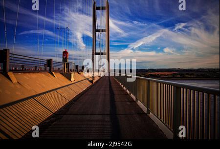 Se tenait sur le pont Humber en regardant juste devant le sentier avec la mer et la route de chaque côté, Royaume-Uni Banque D'Images