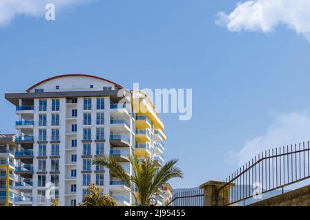 Vue sur un beau bâtiment résidentiel au ciel bleu et à la verdure. Nouvelle maison inhabitée. Banque D'Images