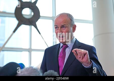 Taoiseach Micheal Martin parle aux médias à l'hôtel Grand Central, lors de sa visite à Belfast pour des entretiens de protocole de ni avec les dirigeants de Stormont et de rencontrer des représentants d'affaires, à l'hôtel Grand Central, à Belfast. Date de la photo: Vendredi 20 mai 2022. Banque D'Images