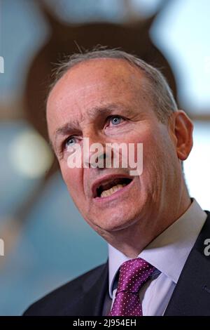 Taoiseach Micheal Martin parle aux médias à l'hôtel Grand Central, lors de sa visite à Belfast pour des entretiens de protocole de ni avec les dirigeants de Stormont et de rencontrer des représentants d'affaires, à l'hôtel Grand Central, à Belfast. Date de la photo: Vendredi 20 mai 2022. Banque D'Images