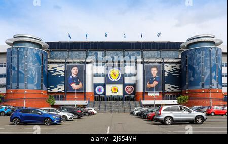 Glasgow, Royaume-Uni. 20th mai 2022. Hampden Park, le stade national du football écossais, se prépare à la finale de la coupe écossaise 2022 du 21 mai entre le Rangers FC et le cœur de Midlothian par des pendantes de club à l'entrée principale. La dernière fois que les Rangers ont gagné la coupe écossaise, c'était en 2009 et Hearts la dernière fois en 2012. Les deux équipes se sont réunies pour la dernière fois à Ibrox le 14 mai 2022 lorsque les Rangers ont gagné 3 - 1. Crédit : Findlay/Alay Live News Banque D'Images