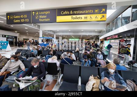 Foule de l'aéroport; aéroport de Gatwick South terminal départ salon intérieur, surpeuplé pendant les derniers jours de la pandémie, Gatwick aéroport UK Banque D'Images