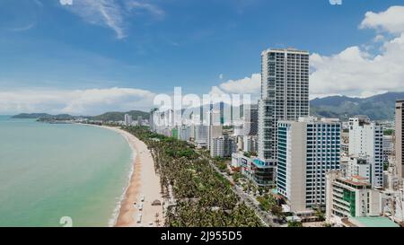 Grande vue panoramique aérienne de la ville sur la côte de Nha Trang dans la province de Khanh Hoa Vietnam pendant une journée ensoleillée d'été avec de nombreux grands bâtiments le long d'une plage Banque D'Images