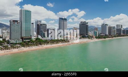 Magnifique horizon aréal et vue sur l'océan de la côte de Nha Trang dans la province de Khanh Hoa Vietnam pendant une journée d'été ensoleillée Banque D'Images