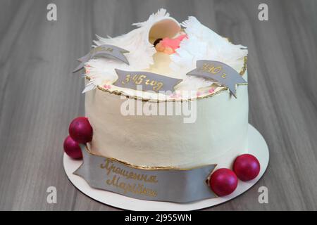 Gâteau de fête pour l'anniversaire d'un enfant. L'inscription sur le gâteau: Avec le nom, la date et l'heure de naissance, la taille et le poids de l'enfant. Très beau bab Banque D'Images