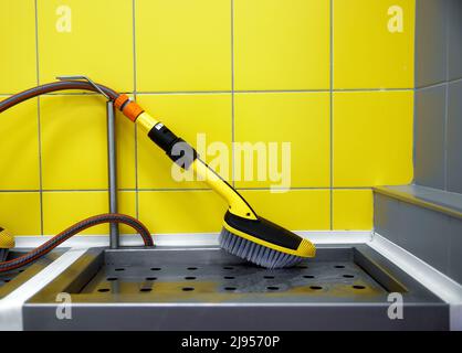 Une brosse pour chaussures. Lavage des chaussures de sport dans le vestiaire de l'équipe de football. Équiper le vestiaire sportif du stade. Banque D'Images