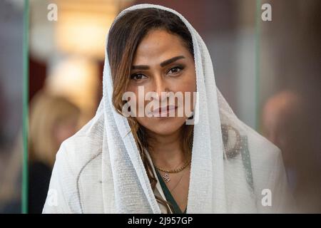 Berlin, Allemagne. 20th mai 2022. La princesse saoudienne Lamia bint Madschid Al Saud visite le musée d'art islamique au musée de Pergame. Le Musée d'art islamique de Berlin est soutenu par une fondation de l'Arabie Saoudite pour transmettre l'art et l'architecture des cultures islamiques. Credit: Monika Skolimowska/dpa/Alay Live News Banque D'Images