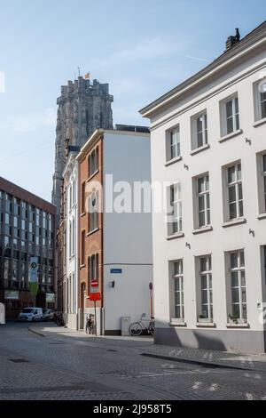 MECHELEN, Malines, Anvers, BELGIQUE, mars 2, 2022, rue avec vue sur la cathédrale Saint Rumbold à Mechelen. Mechelen, région flamande, Belgique. Photo de haute qualité Banque D'Images