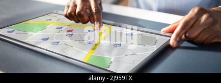 Close-up of a person's Hand en utilisant GPS Service Sur Digital Laptop Banque D'Images