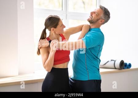 Fight Sparring Fitness Training dans la salle de gym. La puissance féminine et l'autodéfense Banque D'Images