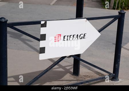 Bordeaux , Aquitaine France - 05 15 2022 : logo de construction Eiffage flèche et texte du signe sur le chantier Banque D'Images