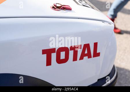 Bordeaux , Aquitaine France - 05 08 2022 : texte et logo de la marque Total essence fuel Company sur RACING Old vintage car Rally Banque D'Images