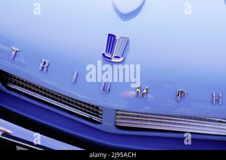 Bordeaux , Aquitaine France - 05 01 2022 : logo Triumph TR marque et texte signe avant bleu vintage voiture oldimer convertible Banque D'Images