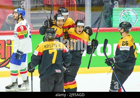 Helsinki, Finlande. 20th mai 2022. Kai Wissmann, Nr. 6 de l'Allemagne scores, buts de pousses , Tor, Treffer, Torschuss, 2-0 célèbre son but, heureux, rire, célébration, dans le match ALLEMAGNE - ITALIE du CHAMPIONNAT DU MONDE DE HOCKEY SUR GLACE de l'IIHF Groupe B à Helsinki, Finlande, 20 mai 2022, saison 2021/2022 © Peter Schatz / Alay Live News crédit: Peter Schatz/Alay Live News Banque D'Images