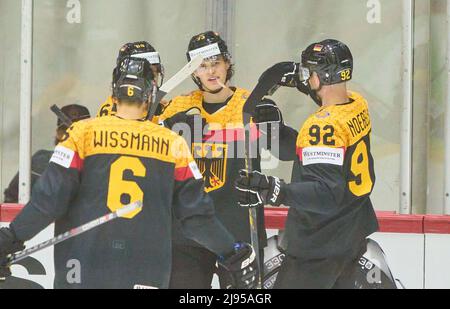 Helsinki, Finlande. 20th mai 2022. Lukas Reichel Nr.73 d'Allemagne célèbre son but, heureux, rire, célébration, 5-0 avec Marcel Noebels Nr.92 d'Allemagne Kai Wissmann, Nr.6 d'Allemagne Marc MICHAELIS Nr.65 d'Allemagne dans le match ALLEMAGNE - ITALIE du CHAMPIONNAT DU MONDE DE HOCKEY SUR GLACE IIHF Groupe B à Helsinki, Finlande, mai 20, 2022, saison 2021/2022 © Peter Schatz / Alamy Live News crédit: Peter Schatz/Alamy Live News Banque D'Images