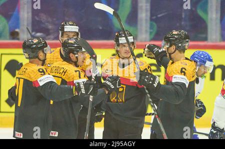 Helsinki, Finlande. 20th mai 2022. Daniel Fischbuch Nr.77 de l'Allemagne scores, buts de pousses , Tor, Treffer, Torschuss, 6-1 célèbre son but, heureux, rire, célébration, avec l'aide Lukas Reichel Nr.73 d'Allemagne , Moritz Müller, Mueller Nr.91 d'Allemagne Kai Wissmann, Nr.6 d'Allemagne Marcel Noebels Nr.92 d'Allemagne dans le match ALLEMAGNE - ITALIE du CHAMPIONNAT DU MONDE DE HOCKEY SUR GLACE IIHF Groupe B à Helsinki, Finlande, 20 mai 2022, saison 2021/2022 © Peter Schatz / Alamy Live News crédit: Peter Schatz/Alamy Live News Banque D'Images