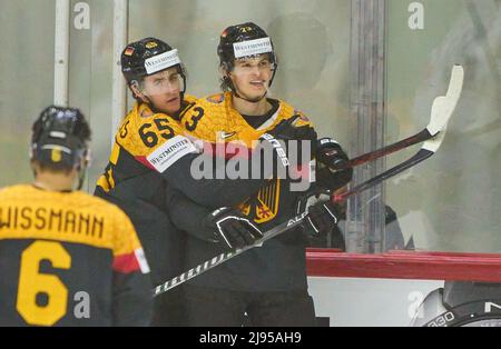 Helsinki, Finlande. 20th mai 2022. Lukas Reichel Nr.73 d'Allemagne célèbre son but, heureux, rire, célébration, 5-0 avec Kai Wissmann, Nr. 6 Marc MICHAELIS Nr.65 d'Allemagne dans le match ALLEMAGNE - ITALIE du CHAMPIONNAT DU MONDE DE HOCKEY SUR GLACE de l'IIHF Groupe B à Helsinki, Finlande, 20 mai 2022, Saison 2021/2022 © Peter Schatz / Alamy Live News crédit: Peter Schatz/Alamy Live News Banque D'Images