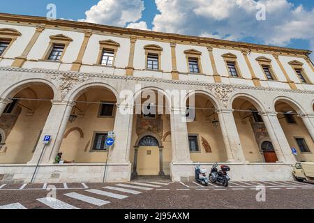 Padoue, palais d'origine médiévale (Palazzo del Monte di Pieta Nuovo), XIIIe-XIVe siècle, place de la cathédrale (Piazza Duomo), Vénétie, Italie, Europe. Banque D'Images