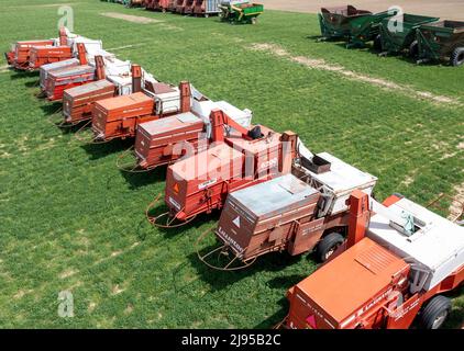 Marlette, Michigan - matériel agricole d'occasion en vente dans le secteur de l'équipement agricole de John & Leroy Tomlinson, y compris une rangée de haricots comestibles Liliston 6200 Banque D'Images