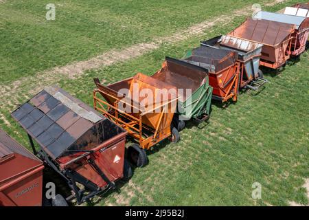 Marlette, Michigan - équipement agricole d'occasion en vente dans le secteur de l'équipement agricole de John & Leroy Tomlinson, y compris une rangée de chariots pour la récolte des cultures. Banque D'Images