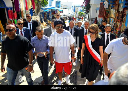 Sidi Bou dit, Tunis, Tunisie. 20th mai 2022. Ronaldinho à Sidi Bou Said (ville touristique au nord de Tunis) ancien joueur de Paris Saint Germain, FC Barcelone et AC Milan. Vainqueur de la coupe du monde avec le Brésil en 2002 et ballon d'Or 2006 en Tunisie à partir de mai 19. C'est l'artiste K2Rym qui l'a annoncé dans une vidéo publiée sur sa page Facebook officielle.l'objectif de la visite de Ronaldinho est de ''promouvoir le tourisme et le patrimoine tunisien'' et de montrer au monde que la Tunisie est toujours une destination sûre.photo de Yassine Mahjoub. (Credit image: © Chokri Mahjoub/ZUMA Press Wire) Banque D'Images