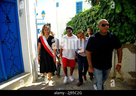 Sidi Bou dit, Tunis, Tunisie. 20th mai 2022. Ronaldinho à Sidi Bou Said (ville touristique au nord de Tunis) ancien joueur de Paris Saint Germain, FC Barcelone et AC Milan. Vainqueur de la coupe du monde avec le Brésil en 2002 et ballon d'Or 2006 en Tunisie à partir de mai 19. C'est l'artiste K2Rym qui l'a annoncé dans une vidéo publiée sur sa page Facebook officielle.l'objectif de la visite de Ronaldinho est de ''promouvoir le tourisme et le patrimoine tunisien'' et de montrer au monde que la Tunisie est toujours une destination sûre.photo de Yassine Mahjoub. (Credit image: © Chokri Mahjoub/ZUMA Press Wire) Banque D'Images