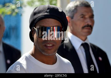 Sidi Bou dit, Tunis, Tunisie. 20th mai 2022. Ronaldinho à Sidi Bou Said (ville touristique au nord de Tunis) ancien joueur de Paris Saint Germain, FC Barcelone et AC Milan. Vainqueur de la coupe du monde avec le Brésil en 2002 et ballon d'Or 2006 en Tunisie à partir de mai 19. C'est l'artiste K2Rym qui l'a annoncé dans une vidéo publiée sur sa page Facebook officielle.l'objectif de la visite de Ronaldinho est de ''promouvoir le tourisme et le patrimoine tunisien'' et de montrer au monde que la Tunisie est toujours une destination sûre.photo de Yassine Mahjoub. (Credit image: © Chokri Mahjoub/ZUMA Press Wire) Banque D'Images