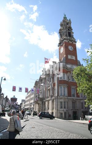 Colchester, Royaume-Uni. 20th mai 2022. L'hôtel de ville et High Street à Colchester Essex aujourd'hui après la nouvelle que la ville a maintenant le statut de ville. Colchester est la plus ancienne ville enregistrée de Grande-Bretagne et l'une des huit nouvelles villes a reçu le statut dans le cadre du jubilé de platine de la Reine. Crédit : Eastern Views/Alamy Live News Banque D'Images