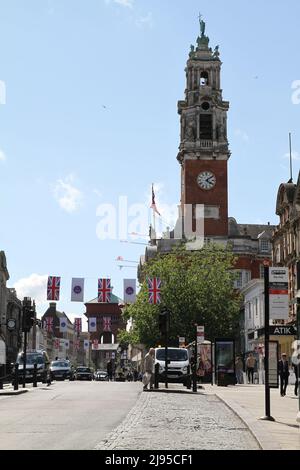 Colchester, Royaume-Uni. 20th mai 2022. L'hôtel de ville et High Street à Colchester Essex aujourd'hui après la nouvelle que la ville a maintenant le statut de ville. Colchester est la plus ancienne ville enregistrée de Grande-Bretagne et l'une des huit nouvelles villes a reçu le statut dans le cadre du jubilé de platine de la Reine. Crédit : Eastern Views/Alamy Live News Banque D'Images