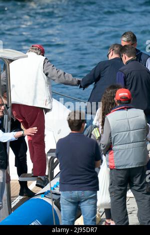 Sansenxo. Espagne. 20220520, le roi Juan Carlos d'Espagne à bord du bateau Cristina après le premier jour de la troisième série de la coupe espagnole de 6 mètres au Sanxenxo Royal Yacht Club le 20 mai 2022 à Sansenxo, Espagne après près de deux ans d'exil aux Émirats arabes Unis suite à une série de scandales financiers, l'ancien roi d'Espagne fait son premier voyage en Espagne, lors d'une brève visite qui a suscité de nombreuses critiques.Sansenxo. Espagne. 20220520, le roi Juan Carlos d'Espagne assiste à la troisième série de la coupe espagnole 6 mètres jour 1 au Sanxenxo Royal Yacht Club le 20 mai 2022 à Sansenxo, Espagne AF Banque D'Images