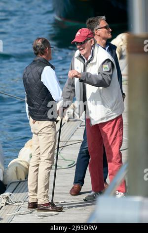 Sansenxo. Espagne. 20220520, le roi Juan Carlos d'Espagne après le premier jour de la troisième série de la coupe espagnole de 6 mètres au Sanxenxo Royal Yacht Club le 20 mai 2022 à Sansenxo, Espagne après près de deux ans en exil aux Émirats arabes Unis suite à une série de scandales financiers, L'ancien roi d'Espagne fait son premier voyage de retour en Espagne, lors d'une brève visite qui a déclenché la critique généralisée.Sansenxo. Espagne. 20220520, le roi Juan Carlos d'Espagne assiste à la troisième série de la coupe espagnole 6 mètres jour 1 au Sanxenxo Royal Yacht Club le 20 mai 2022 à Sansenxo, Espagne après près de deux ans en ex Banque D'Images