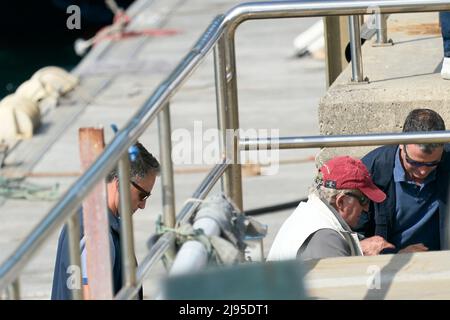 Sansenxo. Espagne. 20220520, le roi Juan Carlos d'Espagne après le premier jour de la troisième série de la coupe espagnole de 6 mètres au Sanxenxo Royal Yacht Club le 20 mai 2022 à Sansenxo, Espagne après près de deux ans en exil aux Émirats arabes Unis suite à une série de scandales financiers, L'ancien roi d'Espagne fait son premier voyage de retour en Espagne, lors d'une brève visite qui a déclenché la critique généralisée.Sansenxo. Espagne. 20220520, le roi Juan Carlos d'Espagne assiste à la troisième série de la coupe espagnole 6 mètres jour 1 au Sanxenxo Royal Yacht Club le 20 mai 2022 à Sansenxo, Espagne après près de deux ans en ex Banque D'Images