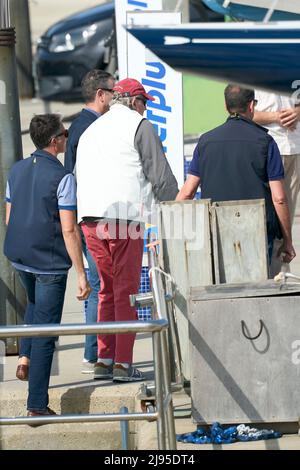 Sansenxo. Espagne. 20220520, le roi Juan Carlos d'Espagne après le premier jour de la troisième série de la coupe espagnole de 6 mètres au Sanxenxo Royal Yacht Club le 20 mai 2022 à Sansenxo, Espagne après près de deux ans en exil aux Émirats arabes Unis suite à une série de scandales financiers, L'ancien roi d'Espagne fait son premier voyage de retour en Espagne, lors d'une brève visite qui a déclenché la critique généralisée.Sansenxo. Espagne. 20220520, le roi Juan Carlos d'Espagne assiste à la troisième série de la coupe espagnole 6 mètres jour 1 au Sanxenxo Royal Yacht Club le 20 mai 2022 à Sansenxo, Espagne après près de deux ans en ex Banque D'Images