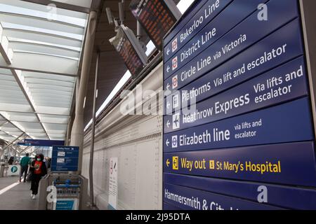 Londres, Royaume-Uni, 20 mai 2022 : signalisation à la gare de Paddington prête pour l'ouverture imminente de la ligne Elizabeth. Bien qu'officiellement ouverte par HRH la Reine cette semaine, la nouvelle ligne ne sera pas ouverte au public avant le mardi 24 mai. Anna Watson/Alay Live News Banque D'Images