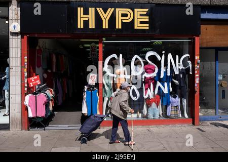 La boutique ferme et vend des vêtements à prix réduit à Turnpike Lane à Wood Green le 19th mai 2022 à Londres, au Royaume-Uni. Alors que la population du Royaume-Uni a du mal à joindre les deux bouts, la « crise du coût de la vie » se réfère à la chute des revenus «réels» disponibles après impôts et prestations que le Royaume-Uni a connu depuis fin 2021. Elle est principalement due à une inflation élevée qui dépasse les augmentations des salaires et des prestations et a été encore aggravée par les récentes augmentations d'impôts. Alors que les prix de l'énergie et du carburant jouent un rôle crucial dans le coût des biens de consommation. Banque D'Images