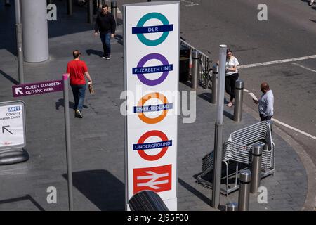 À l'extérieur de la gare de Stratford, prenez la ligne Elizabeth Line, le DLR, l'autoroute et le métro de Londres le 18th mai 2022 à Londres, au Royaume-Uni. La ligne Elizabeth doit être dirigée sur Crossrail dans le centre de Londres et à l'ouest le long de la ligne principale Great Western et à l'est le long de la ligne principale Great Eastern. La ligne sera ouverte au public le 24th mai 2022. Le projet a été soumis à de longs retards, initialement prévu pour ouvrir en décembre 2018, et dépasse largement le budget de 4bn livres sterling. Banque D'Images