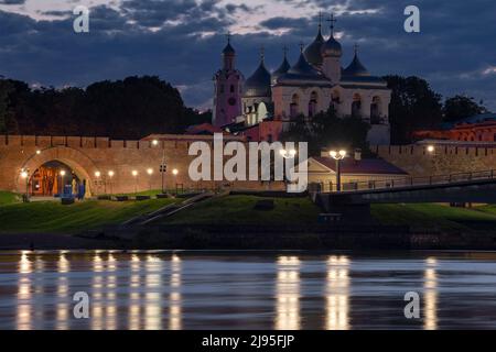 Vue sur le Kremlin de Veliky Novgorod pendant une nuit de juin. Russie Banque D'Images