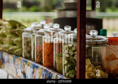 Légumes marinés à vendre sur un chariot de rue à fort kochi, Kerala, Inde Banque D'Images