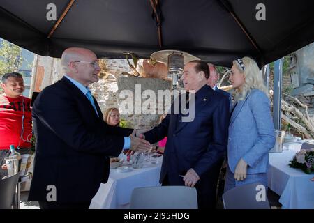 Naples, Italie. 20th mai 2022. Naples, Silvio Berlusconi pour un déjeuner au Ristorante da Cicciotto à Marechiaro avec son partenaire Marta Fascina. Le président de Forza Italia, Silvio Berlusconi, avec son partenaire Marta Fascina, arrive au restaurant da Cicciotto de Marechiaro pour une pause dans les travaux de l'assemblée nationale de l'Azzurri. Crédit : Agence photo indépendante/Alamy Live News Banque D'Images