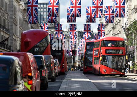 Regent Street, Londres, Royaume-Uni. 20th mai 2022. Drapeaux sur Regent Street pour le Jubilé de platine de la Reine. Sa Majesté la reine Elizabeth II célébrant le plus long monarque féminin régnant. Crédit : Matthew Chattle/Alay Live News Banque D'Images