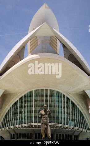 Gros plan sur le Palau des Arts Reina Sofía, un opéra, un centre des arts de la scène, et un monument urbain à la Cité des Arts et des Sciences. Banque D'Images