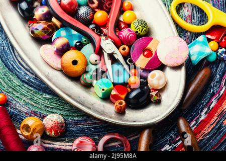 Un ensemble de perles brillantes de différents types pour les travaux d'aiguille. Travail de main Banque D'Images