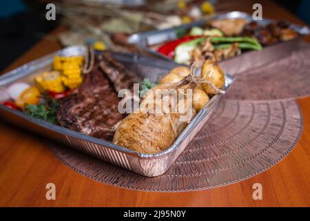 plats de viande variés. steak, poulet et saucisses maison. Banque D'Images