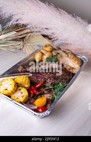 plats de viande variés. steak, poulet et saucisses maison. Banque D'Images