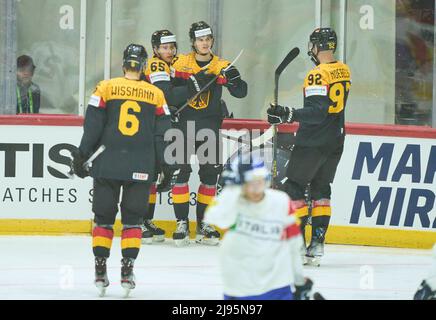 Lukas Reichel Nr.73 d'Allemagne célèbre son but, heureux, rire, célébration, 4-0 avec Marc MICHAELIS Nr.65 d'Allemagne Marcel Noebels Nr.92 d'Allemagne Kai Wissmann, Nr.6 d'Allemagne dans le match ALLEMAGNE - ITALIE 9-4 du CHAMPIONNAT DU MONDE DE HOCKEY SUR GLACE IIHF Groupe B à Helsinki, Finlande, 20 mai 2022, saison 2021/2022 © Peter Schatz / Alamy Live News Banque D'Images